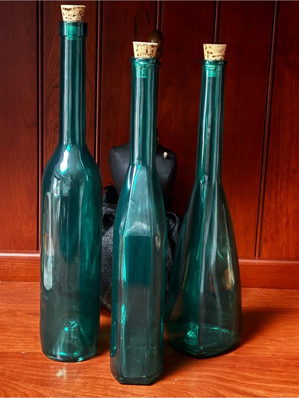 English Georgian green blown glass bottle-shape decanters set of 3